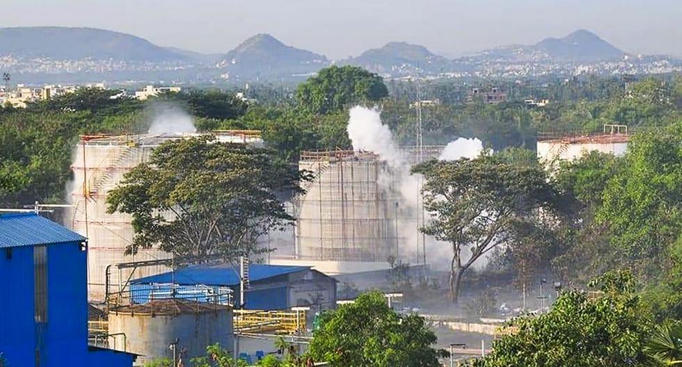 El humo se eleva desde una planta de LG Polymers luego de un incidente de fuga de gas en Visakhapatnam. Al menos cinco personas murieron y 1,000 fueron hospitalizadas después la fuga de gas. Las autoridades advierten que la cifra de muertos subiría. (AFP)