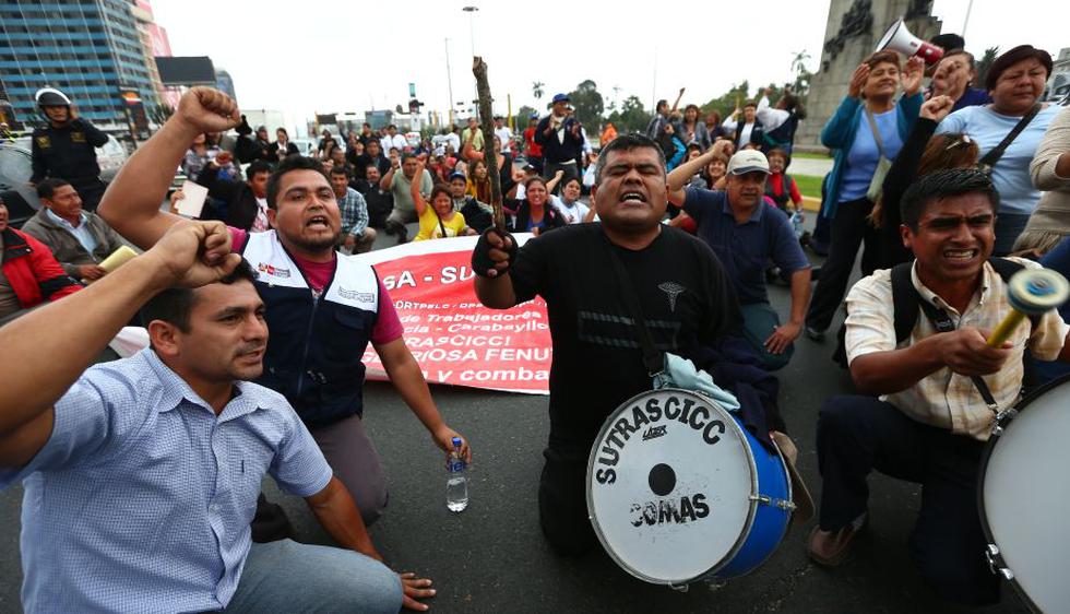 Médicos de Essalud y el Ministerio de Salud marcharon hacia el Congreso de la República para entregar un pliego con sus demandas. (Rafael Cornejo/Peru21)