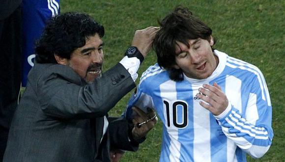 Maradona siempre protegió de los cuestionamientos a Messi. (Reuters)