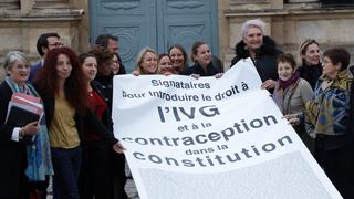Francia da primer paso para consagrar el aborto como un derecho constitucional 