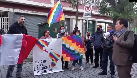 PLANTÓN. El Movadef realizó, el 3 de marzo, una protesta en el frontis de la Embajada de Perú en La Paz. (Foto: Difusión)