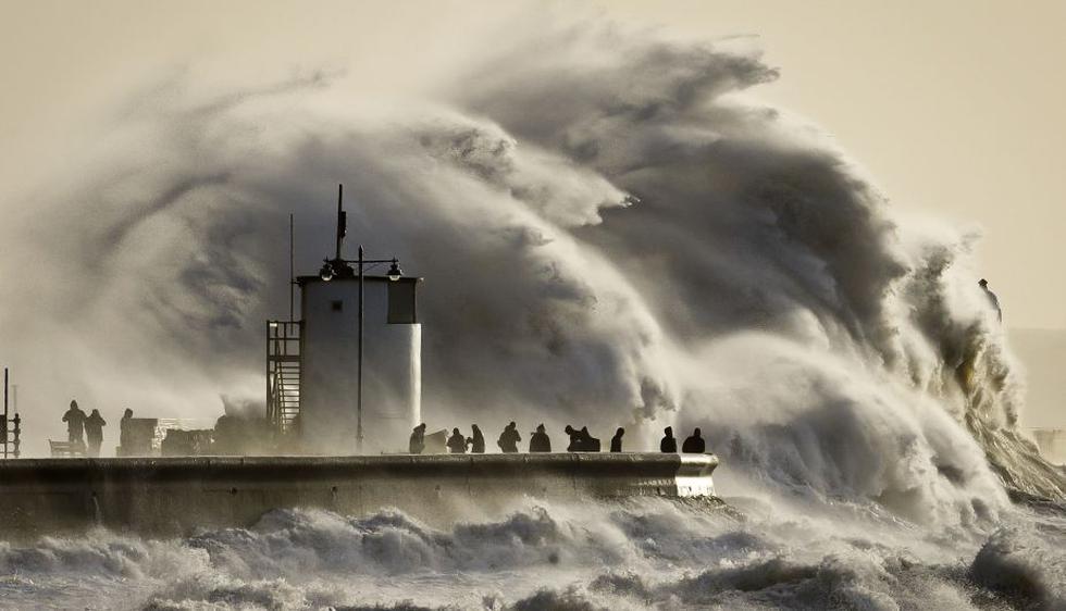 Las autoridades británicas advirtieron en la víspera de que vientos con rachas de hasta 112 kilómetros por hora y olas gigantes provocarán inundaciones en zonas costeras. (AP)