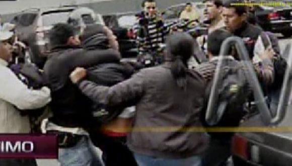Alarcón Ríos llevaba dos casacas para despistar a la Policía. (Captura de video de canal N)