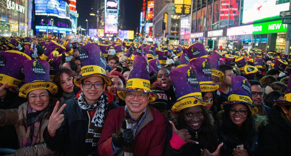 Las personas se reúnen durante las celebraciones de Nochevieja en Time Square, Nueva York. (EFE)