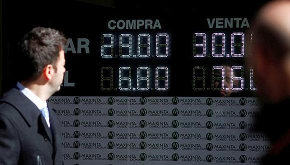 El peso argentino cayó ayer 6.99%, en una de las peores jornadas del mercado cambiario este año. La moneda continuó cayendo este jueves. (Foto: Reuters)