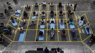 Policías colombianos reciben talleres de yoga para manejar sus emociones  [FOTOS] 