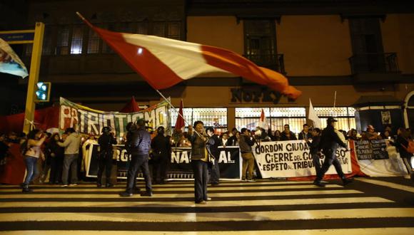 Los manifestantes portaban banderas, velas, máscaras y carteles con mensajes en contra del Parlamento. (Renzo Salazar/GEC)