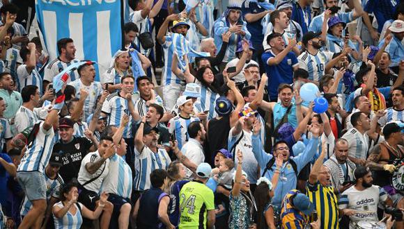 La reacción de los hinchas argentinos tras la eliminación de Brasil del Mundial Qatar 2022. (Foto: AFP)