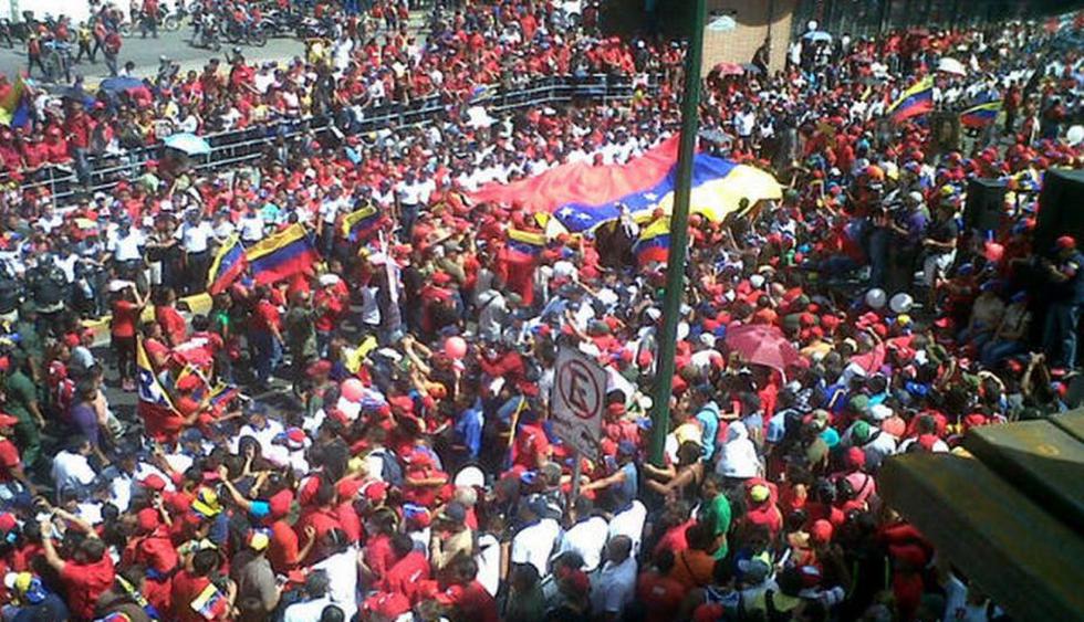 En Twitter comparten fotos de las largas colas formadas alrededor del recinto donde es velado Chávez. Foto: @guillepanizza