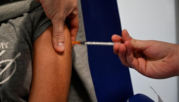 Un trabajador de la salud administra una dosis de la vacuna Covid-19 a una persona, durante una campaña de vacunación. (Foto: OSCAR DEL POZO / AFP)