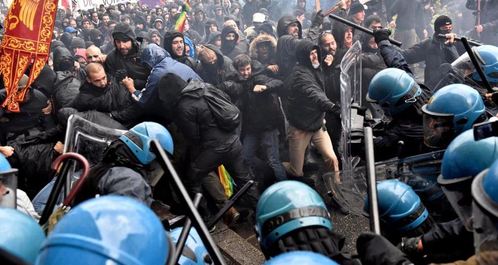 Manifestantes utilizaron piedras, bombas de humo y bengalas para alzar su voz en contra de las reformas del Gobierno. (EFE)