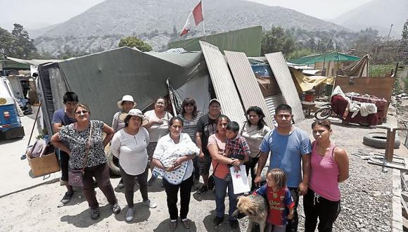 impotencia. Familias damnificadas dicen que se sienten abandonadas pues viven en escombros. (CésarCampos/Perú21)