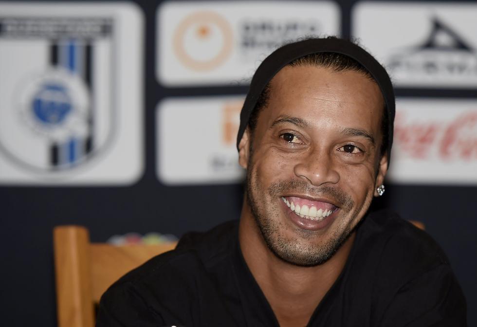 Ronaldinho arribó a Lima para el amistoso entre Sport Boys y Cantolao. (AFP)