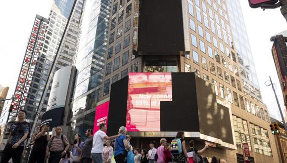 Turistas pasan una cartelera electrónica dañada en Times Square el 18 de mayo de 2019 en la ciudad de Nueva York, luego de prenderse fuego brevemente. (Foto: AFP)