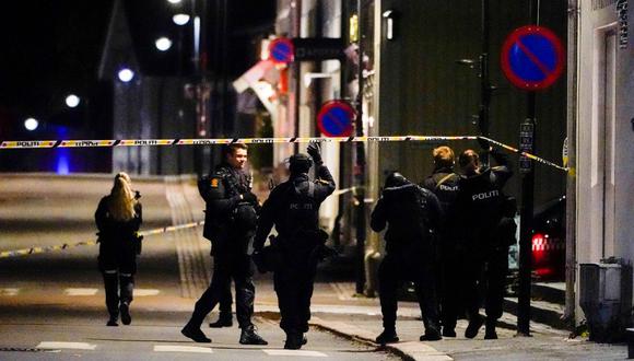 La policía de Noruega acordona el lugar donde se produjo un ataque mortal con arco y flecha en Kongsberg. (HÅKON MOSVOLD LARSEN / NTB / AFP).
