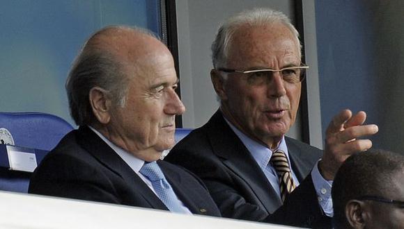 Joseph Blatter junto a Franz Beckenbauer. (AP)