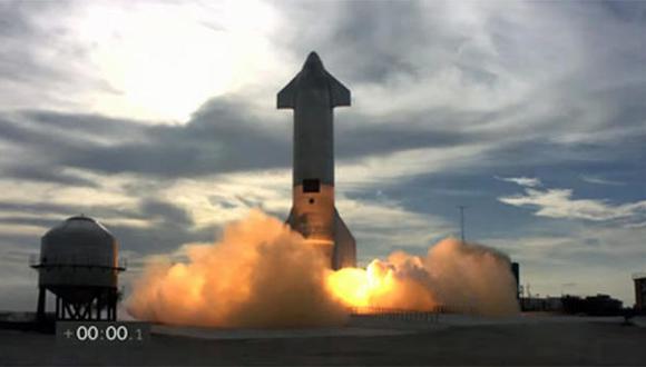 El prototipo de la nave estelar realizó un vuelo de prueba a una altitud de aproximadamente 10 kilómetros para probar los sistemas de propulsión, dirección y aterrizaje del cohete.  (Foto: Webcast de SpaceX)