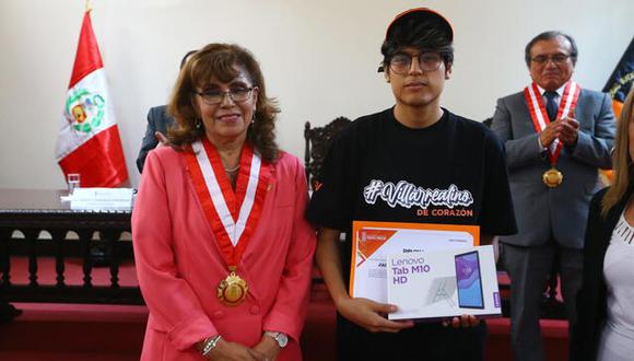 Jairo Paredes logró ubicarse como el primer puesto del examen de admisión de la UNFV. Foto: Andina