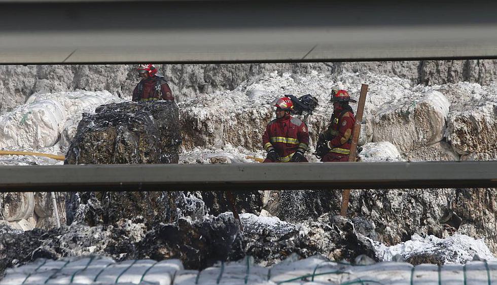 Ate: Incendio consumió fábrica textil en Santa Clara y dejó un herido. (Renzo Salazar)
