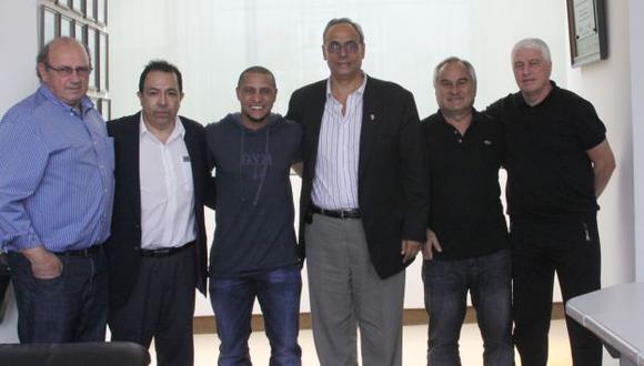 Invitado de lujo. Roberto Carlos se reunió en la Videna con Markarián y su cuerpo técnico.(Difusión)