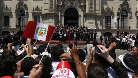 SATISFACCIÓN. Cientos de peruanos celebraron la decisión de la Corte de La Haya en el Palacio de Gobierno. (César Fajardo)