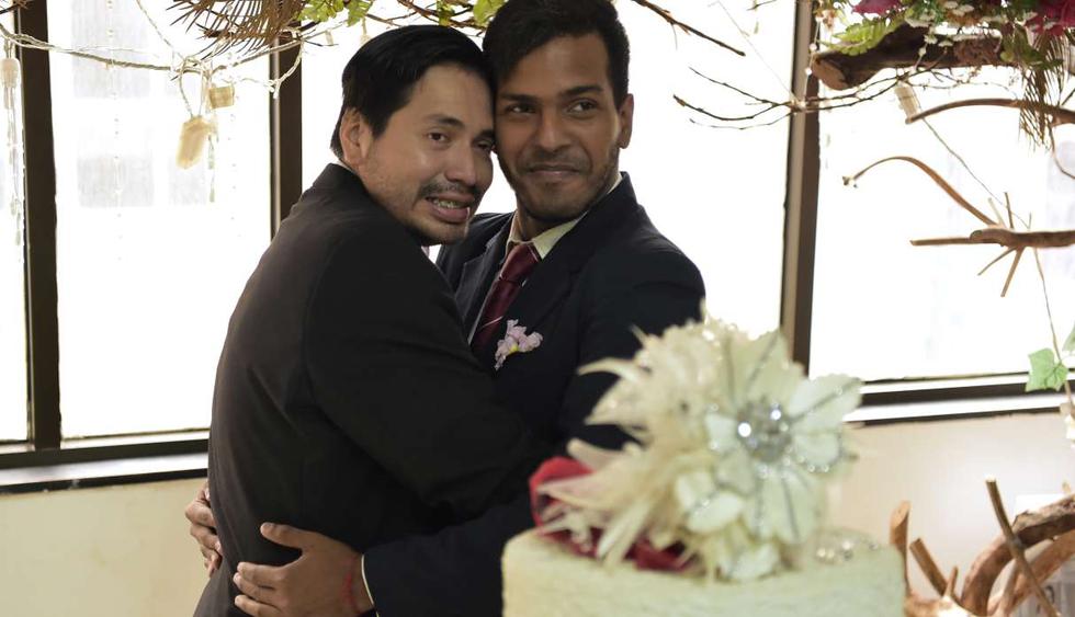 Giovanni Vareles y Borys Álvarez celebran su matrimonio durante la priemra boda de una pareja gay masculina en Ecuador en una oficina de registro en Guayaquil el 25 de julio de 2019. (Foto: AFP)