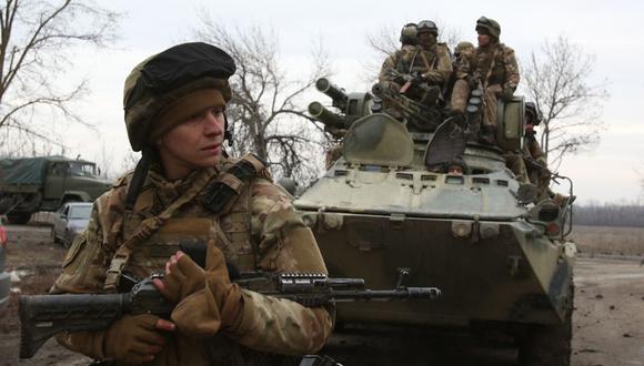 Militares ucranianos se preparan para repeler un ataque en la región ucraniana de Lugansk el 24 de febrero de 2022 (Foto: Anatolii Stepanov / AFP)
