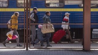 Bloqueados los trenes de evacuación en el Este de Ucrania por bombardeos rusos