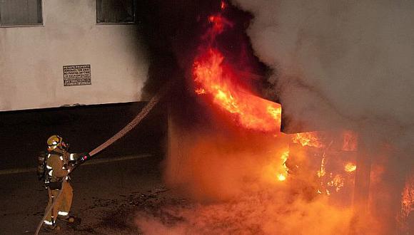 Los bomberos de Los Ángeles tuvieron que aplacar las llamas que se extendieron a varias viviendas. (AP)