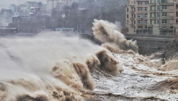 Las olas golpearon una pared del mar frente a los edificios en Taizhou, la provincia oriental china de Zhejiang. China emitió una alerta roja para el entrante tifón Lekima. (Foto: AFP)