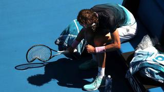 Alexander Zverev destrozó su raqueta en medio de partido ante Raonic en el Australian Open [VIDEO]