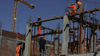 Sector construcción caería 30% este año y gremios solicitan su reactivación