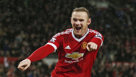 Con su gol de taquito Rooney se convirtió en el segundo máximo artillero del Manchester United. (Reuters)
