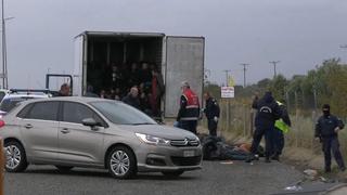 Policía de Grecia informa hallazgo de 41 migrantes en un camión frigorífico [VIDEO]