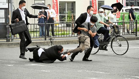 La policía de seguridad aborda a un sospechoso que se cree que disparó al ex primer ministro Shinzo Abe en las afueras de la estación Yamato-Saidaiji en Nara, Japón, el 08 de julio de 2022. (Foto: EFE/EPA/The Asahi Shimbun)