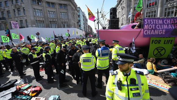 Una de las peculiaridades de la manifestación, según la policía metropolitana de Londres, es que estos activistas no temen ser arrestados. (Foto: EFE)