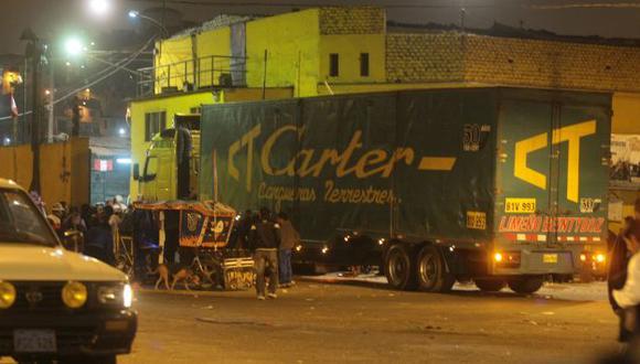 Camiones descargaron mercadería en La Parada, pese a los muertos y heridos del día anterior. (Alberto Orbergoso)
