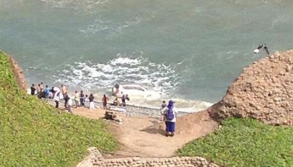 Miraflores: Camioneta cayó al mar tras chocar con auto en la Costa Verde. (Foto @fiore85peru)