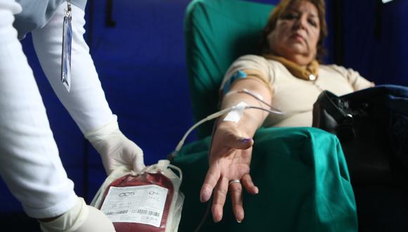 Personas de escasos recursos que vienen de provincias y necesitan sangre con urgencia deben conseguir hasta 40 unidades de sangre. (Foto: Andina)
