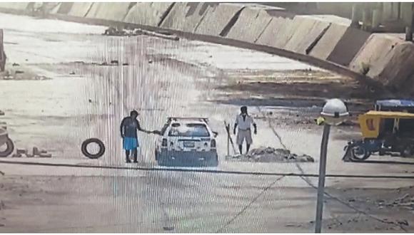 Dos sujetos cobraban peaje a vehículos en Canal Vía de Sullana.
