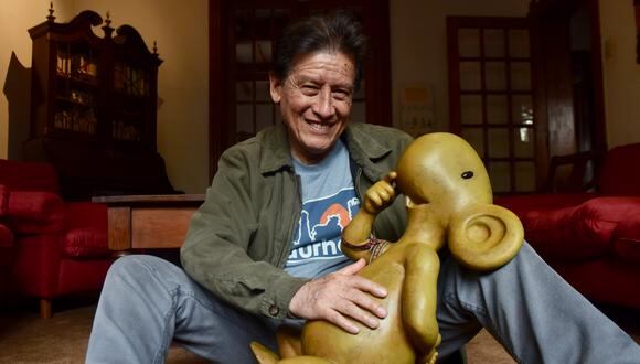 Juan Acevedo con la escultura que hizo el artista Alonso Ñúñez. (Foto: Javier Zapata).