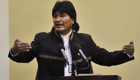 Evo Morales dijo esperar que Mario Vargas Llosa lleve rosas a la tumba de su primera esposa. (AFP)