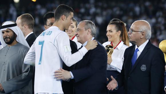Ronaldo y Florentino Pérez, presidente del Real Madrid, celebran la segunda consagración consecutiva del club merengue en el Mundial de Clubes. (AP)