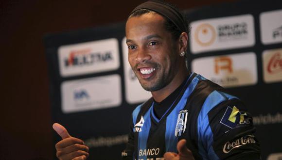Ronaldinho se debió presentar hace dos semanas a la pretemporada del club. (AP)