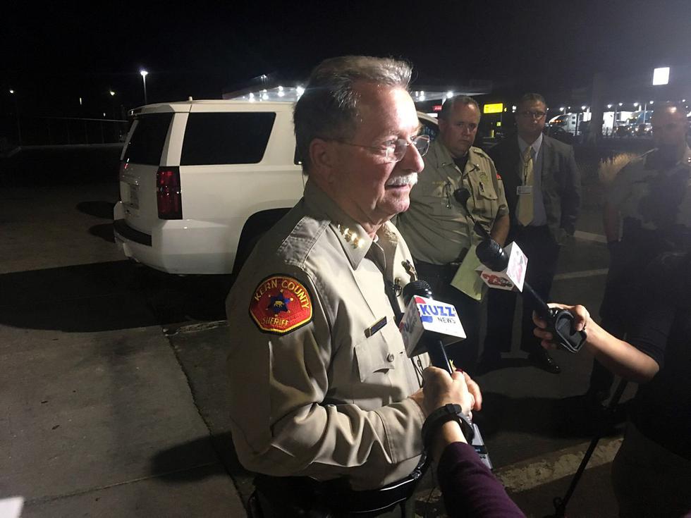 El sheriff del condado de Kern, Donny Youngblood, informó que el tiroteo dejó cinco personas fallecidas y luego el autor del ataque se disparó. (Foto: AP)