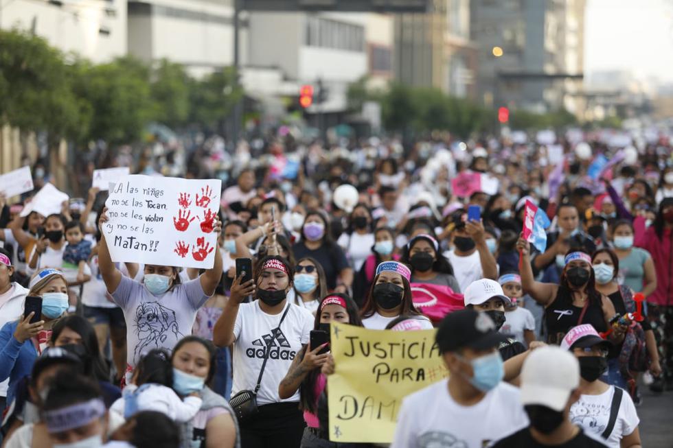 Cientos de madres de familia, acompañadas de sus hijos, exigen justicia para la niña abusada sexualmente en Chiclayo. (César Bueno @photo.gec)