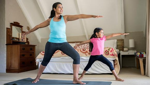 Posturas de yoga para aplicar en casa y en familia durante la cuarentena. (Getty Imágenes)