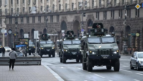 Los vehículos militares ucranianos pasan por la plaza de la Independencia en el centro de Kiev el 24 de febrero de 2022. (Foto: Daniel LEAL / AFP)