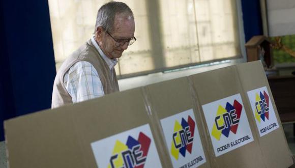 Los padrones electorales de la votación se queman para evitar represalias. (Reuters)