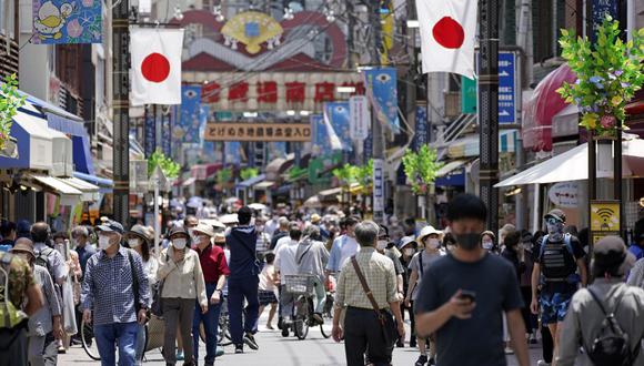 La gente abarrota una calle comercial en el distrito de Sugamo en Tokio, Japón, el 24 de mayo de 2020. Luego de la disminución en el número de infecciones por coronavirus COVID-19, se espera que el gobierno levante el estado de restricciones de emergencia en Tokio y las prefecturas restantes el 25 de mayo de 2020. (EFE/EPA/FRANCK ROBICHON).